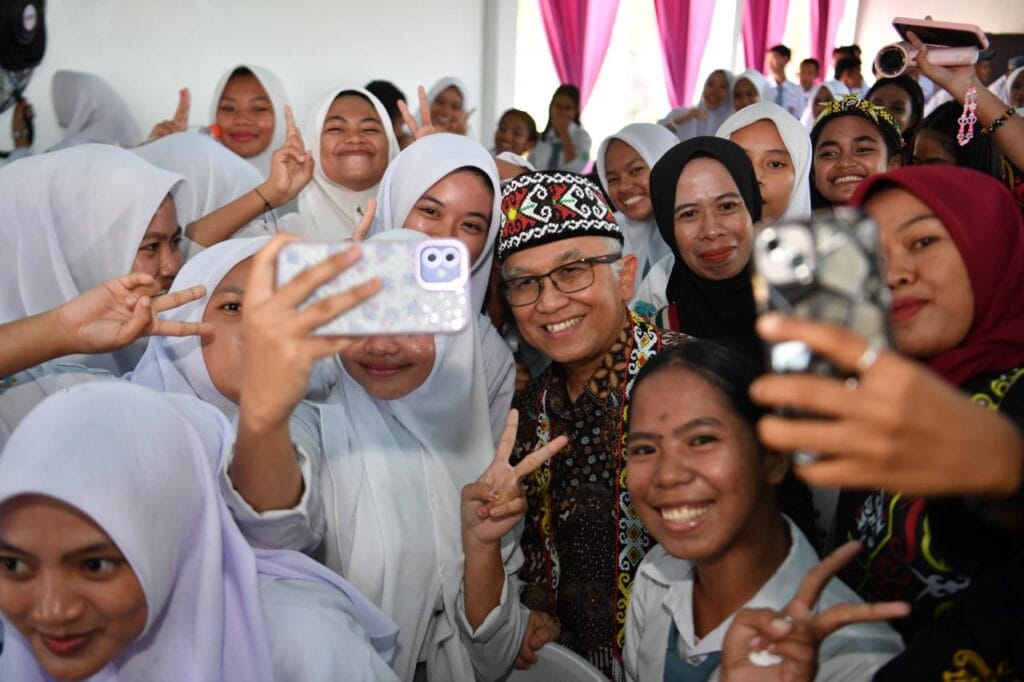 Wakil Menteri Pendidikan Dasar dan Menengah, Atip Latipulhayat, meresmikan 8 sekolah yang telah direvitalisasi di Pulau Sebatik, Kabupaten Nunukan, Kalimantan Utara, Sabtu (17/1/2026). (Foto: Kemendikdasmen)