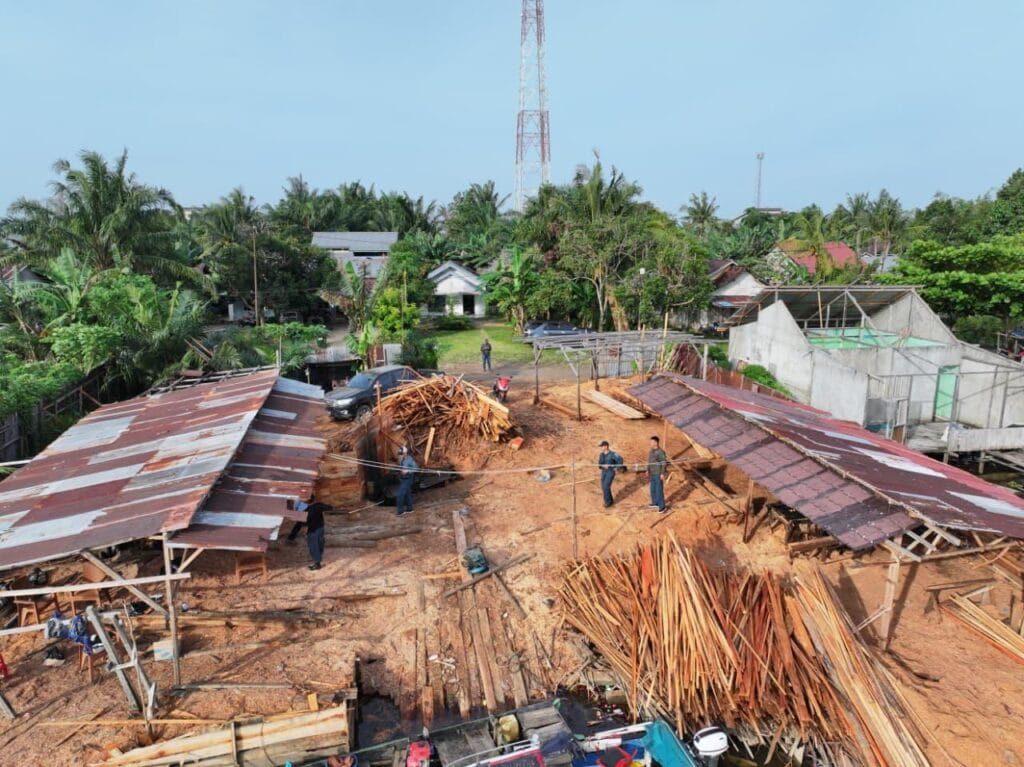 Aparat Gakkum Kehutanan Wilayah Kalimantan mengamankan barang bukti sekitar 600 batang kayu bulat ilegal yang dirakit di perairan Sungai Pawan, Ketapang, Kalbar Sabtu (17/1/2026). Temuan ini berkembang pada penemuan 1.500 batang kayu tambahan di kawasan hutan produksi Desa Ulak Medang yang siap didistribusikan. (Foto: Balai Gakkum Kehutanan Wil Kalimantan)