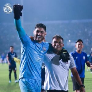 Asisten Pelatih Arema FC, Kuncoro (jersey putih), berpose dengan Adilson Maringá yang saat itu menjadi kiper Arema FC pada Juli 2022. (Dok. Media Officer Arema FC) kuncoro meninggal