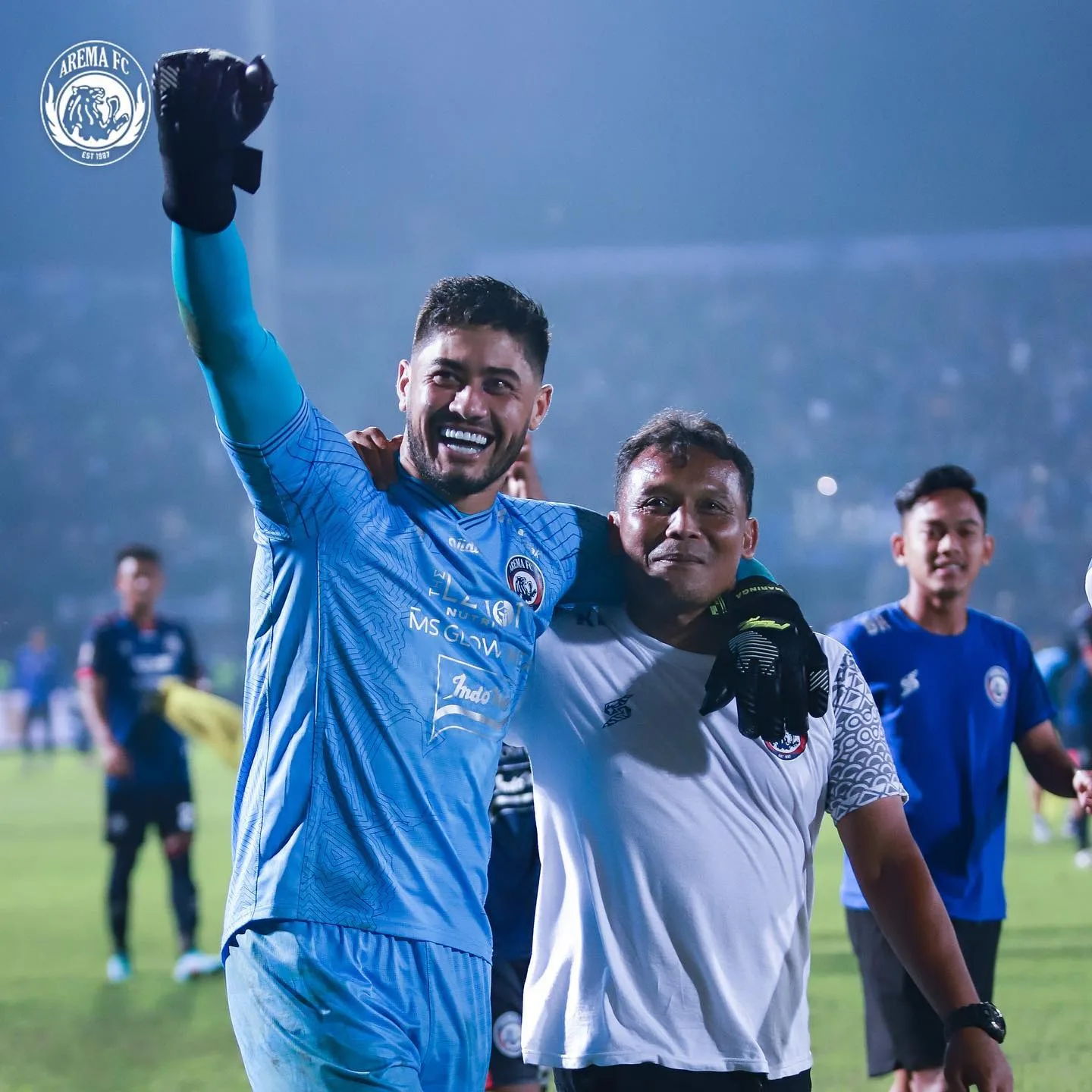 Asisten Pelatih Arema FC, Kuncoro (jersey putih), berpose dengan Adilson Maringá yang saat itu menjadi kiper Arema FC pada Juli 2022. (Dok. Media Officer Arema FC) kuncoro meninggal
