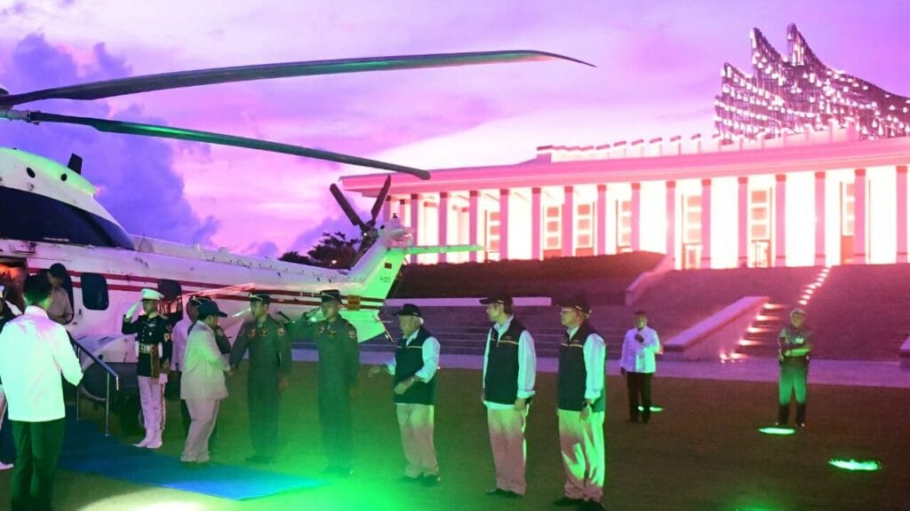 Presiden Prabowo Subianto tiba di Helipad Halaman Istana Negara, di Ibu Kota Nusantara (IKN), Kabupaten Penajam Paser Utara, Provinsi Kalimantan Timur, pada Senin sore, 12 Januari 2026. Foto: BPMI Setpres