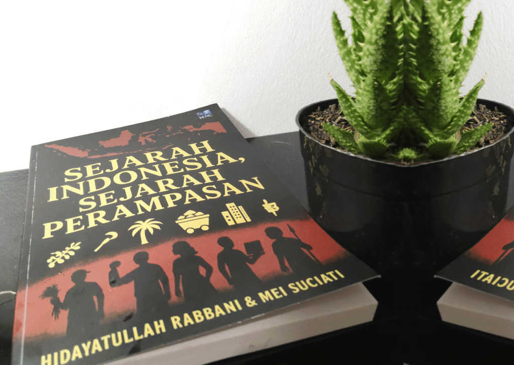 Buku "Sejarah Indonesia, Sejarah Perampasan" karya Hidayatullah Rabbani dan Mei Suciati. (Foto: Ubaidillah)