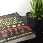 Buku "Sejarah Indonesia, Sejarah Perampasan" karya Hidayatullah Rabbani dan Mei Suciati. (Foto: Ubaidillah)