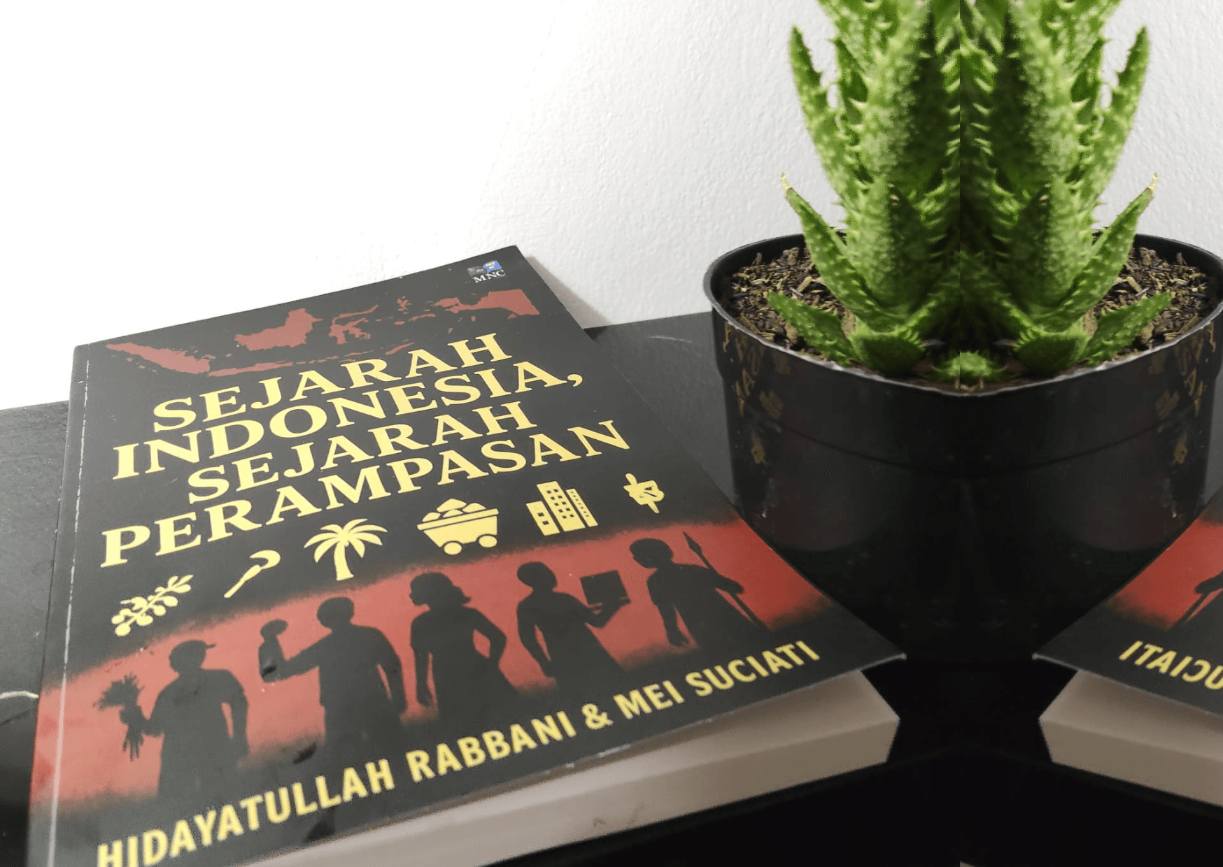 Buku "Sejarah Indonesia, Sejarah Perampasan" karya Hidayatullah Rabbani dan Mei Suciati. (Foto: Ubaidillah)