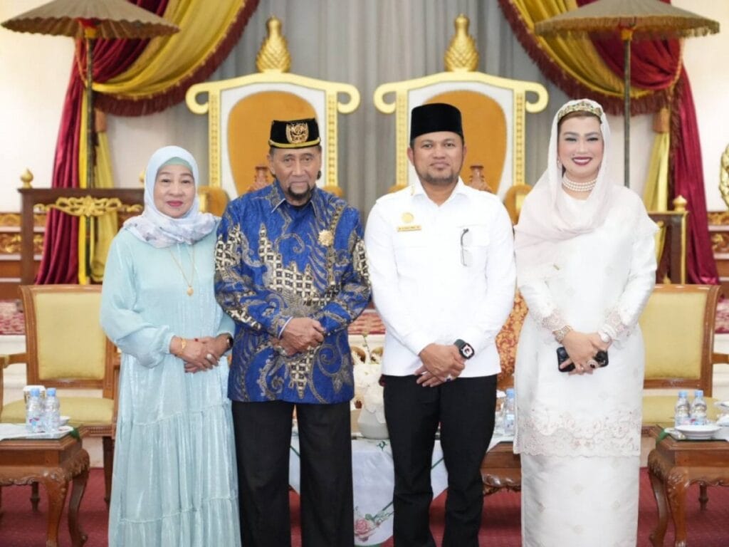 Gubernur Kalimantan Timur Dr H Rudy Mas'ud (Harum) bersama istri Hj Sarifah Suraidah Harum bersilaturahim ke Kesultanan Kutai Kartanegara ing Martadipura, Jumat 20 Juni 2025. (Dokumentasi Pemprov Kaltim)