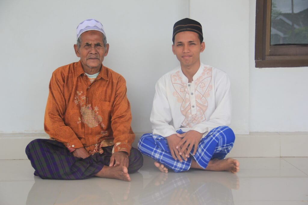 Pak Salim bersama Lanto, putra bungsunya (Arsip Alfiansyah).