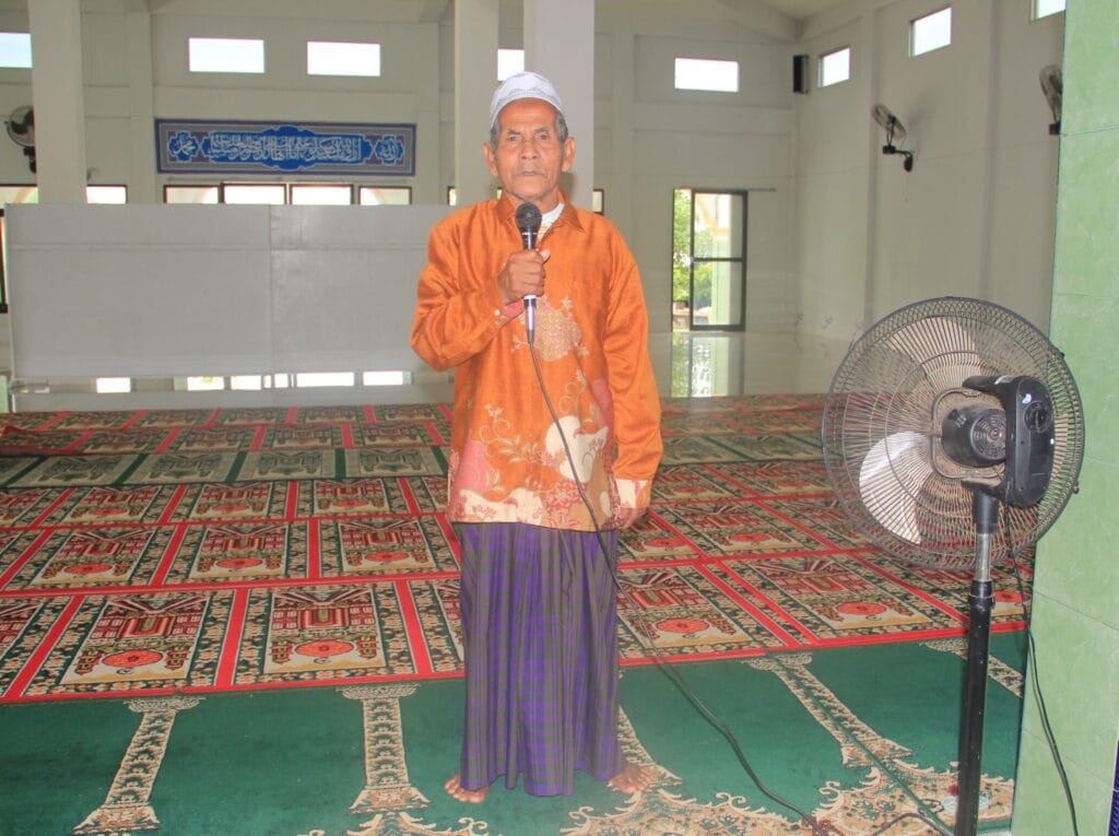 Pak Salim ketika memeragakan adzan di Masjid Jamiatul Islam. Foto : 2016 (Arsip Alfiansyah).