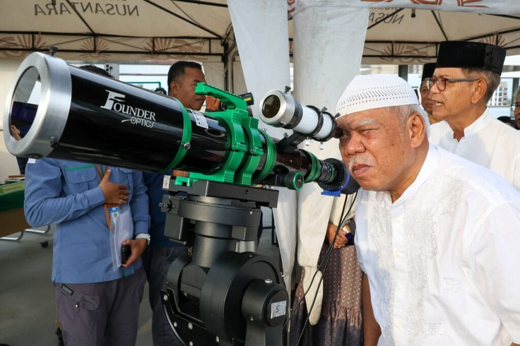 Otorita Ibu Kota Nusantara (IKN) bersama tim dari Kantor Wilayah Kementerian Agama Provinsi Kalimantan Timur dan Badan Meteorologi, Klimatologi, dan Geofisika (BMKG) melaksanakan pemantauan hilal dalam penentuan 1 Syawal 1447 H, di KIPP Nusantara, pada Kamis (19/3/2026). (Foto: Humas Otorita IKN)