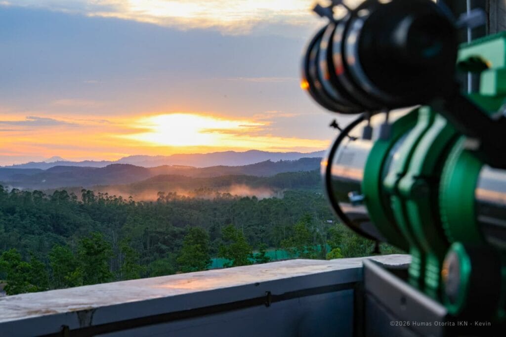 Otorita Ibu Kota Nusantara (IKN) bersama tim dari Kantor Wilayah Kementerian Agama Provinsi Kalimantan Timur dan Badan Meteorologi, Klimatologi, dan Geofisika (BMKG) melaksanakan pemantauan hilal dalam penentuan 1 Syawal 1447 H, di KIPP Nusantara, pada Kamis (19/3/2026). (Foto: Humas Otorita IKN)