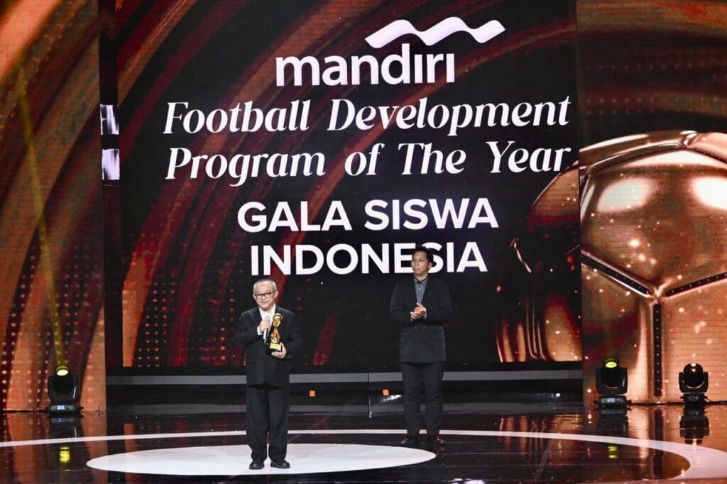 Kemendikdasmen menerima penghargaan Football Development Program of The Year pada ajang PSSI Award.