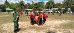 Tim pencarian dan pertolongan gabungan mengevakuasi korban kecelakaan helikopter Airbus Helicopter EC 130 T2 milik PT Matthew Air Nusantara di Kabupaten Sekadau, Kalimantan Barat, Jumat (17/4/2026).