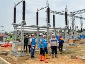 General Manager PLN UIP KLT, Basuki Widodo, bersama jajaran meninjau instalasi peralatan di area Gardu Induk (GI) 150 kV Bontang Lestari guna memastikan kualitas konstruksi dan kesiapan operasional pada 16 April 2026.