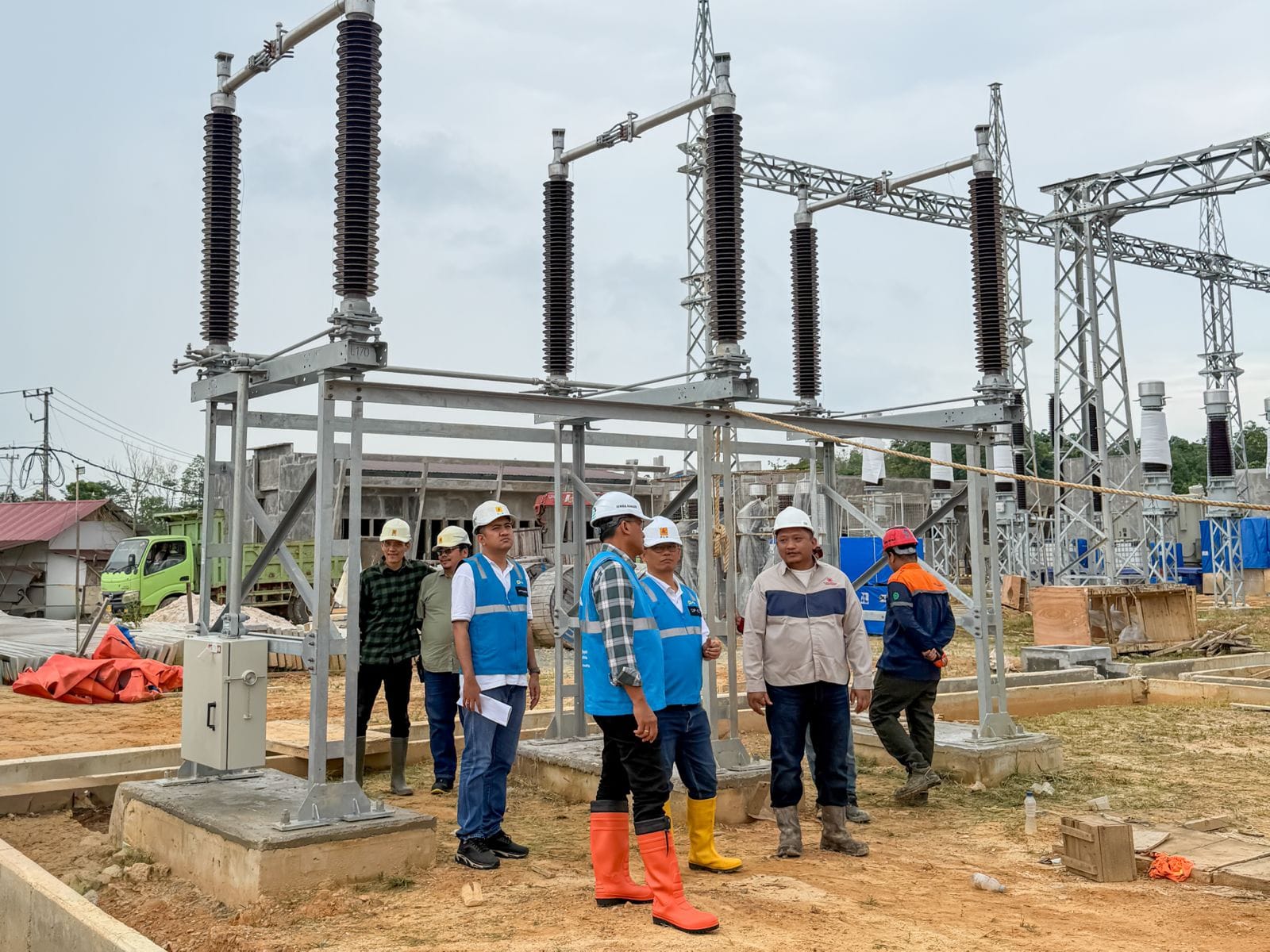 General Manager PLN UIP KLT, Basuki Widodo, bersama jajaran meninjau instalasi peralatan di area Gardu Induk (GI) 150 kV Bontang Lestari guna memastikan kualitas konstruksi dan kesiapan operasional pada 16 April 2026.