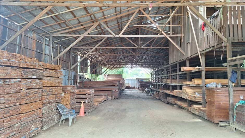 Aparat gabungan mendapati gudang yang menampung balok kayu ulin ilegal di Samarinda, Kalimantan Timur, pada 22 April 2026. (Foto: Balai Gakkum Kehutanan Wilayah Kalimantan)