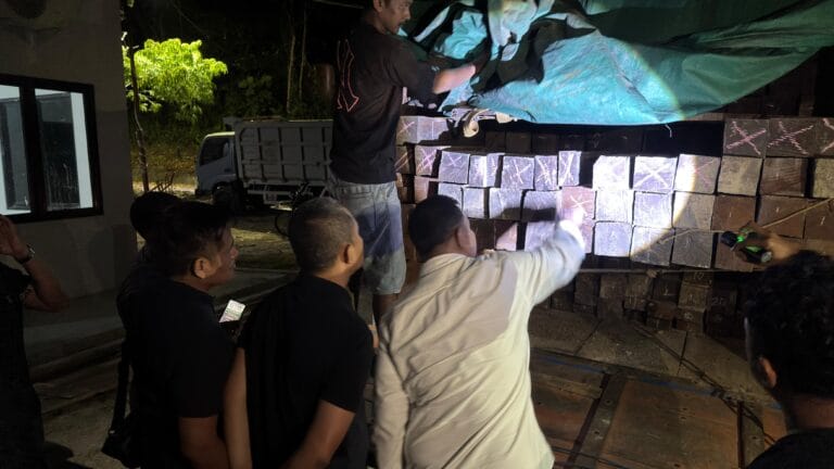 Aparat gabungan mendapati truk pengangkut balok kayu ulin dengan dokumen palsu di Pelabuhan Semayang, Kota Balikpapan, Kalimantan Timur, pada 21 April 2026.