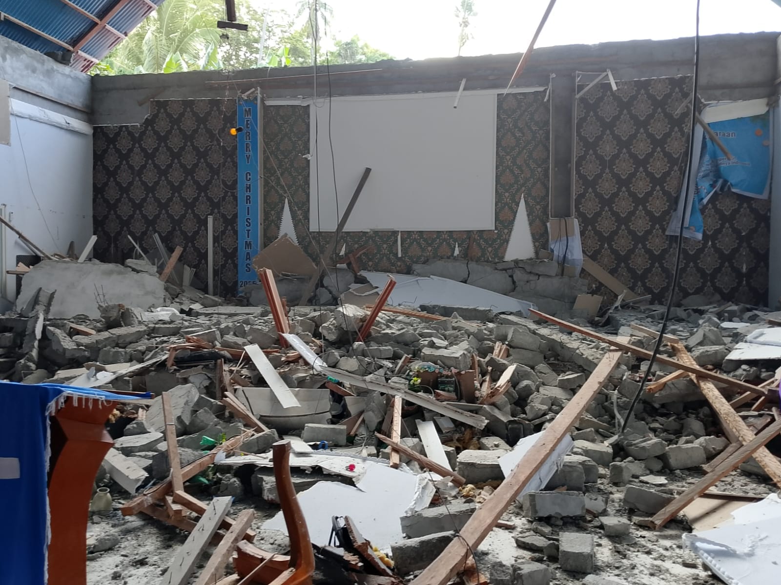 Bangunan mengalami kerusakan akibat gempa di Kecamatan Batang Dua, Kota Ternate, Maluku Utara, Kamis (2/4/2026). Sumber BPBD Kota Ternate