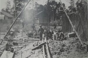 Pekerja penambangan pribumi tengah mengerjakan pengeboran untuk keperluan geologi di lokasi kamp Pulau Bunyu, Borneo pada 1924. Foto Wolfgang Leupold/Repro buku Memori dari Kalimantan 1921-1927, hlm 107.
