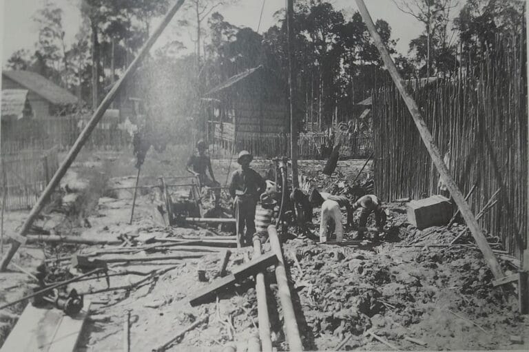 Pekerja penambangan pribumi tengah mengerjakan pengeboran untuk keperluan geologi di lokasi kamp Pulau Bunyu, Borneo pada 1924. Foto Wolfgang Leupold/Repro buku Memori dari Kalimantan 1921-1927, hlm 107.