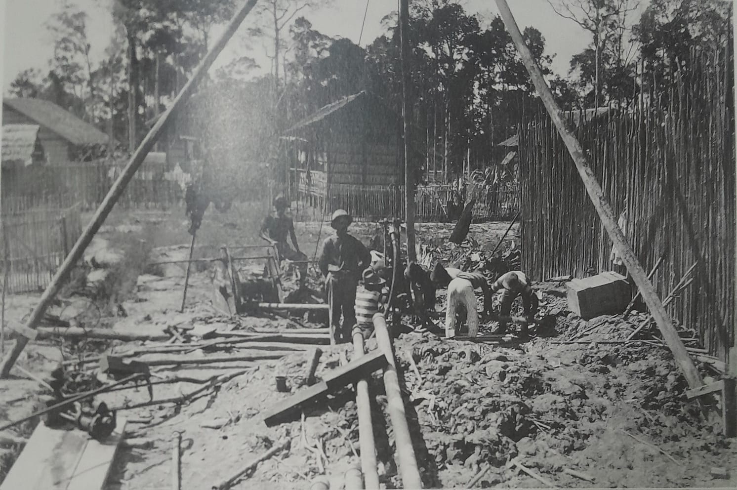 Pekerja penambangan pribumi tengah mengerjakan pengeboran untuk keperluan geologi di lokasi kamp Pulau Bunyu, Borneo pada 1924. Foto Wolfgang Leupold/Repro buku Memori dari Kalimantan 1921-1927, hlm 107.