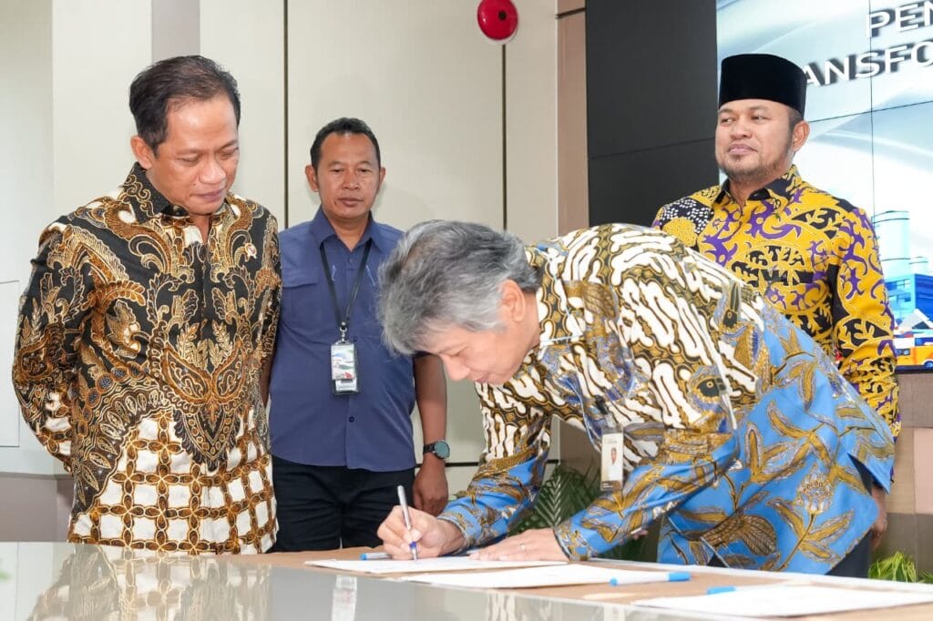 Dihadiri oleh Menteri Lingkungan Hidup beserta jajarannya, Otorita Ibu Kota Nusantara (IKN) bersama Pemerintah Provinsi Kalimantan Timur, Pemerintah Kota Balikpapan, dan Pemerintah Kabupaten Kutai Kartanegara resmi mendatangani Kesepakatan Bersama dan Perjanjian Kerja Sama terkait PSEL pada Jumat (10/04/2026) di Jakarta Selatan, Daerah Khusus Jakarta (DKJ). (Foto: Otorita IKN)
