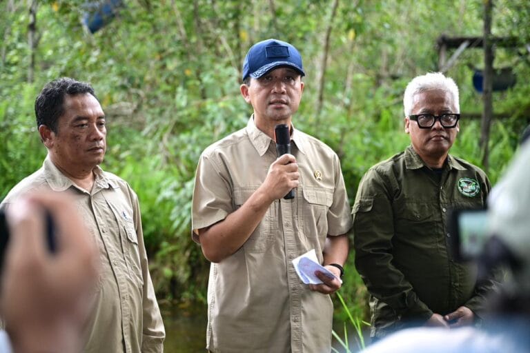 Menteri Transmigrasi M. Iftitah Sulaiman Suryanagara memberikan keterangan kepada jurnalis selepas meninjau kawasan Samboja Lestari di Kabupaten Kutai Kartanegara, Kalimantan Timur, Jumat (12/6/2026). (Foto : Humas Kementerian Transmigrasi)
