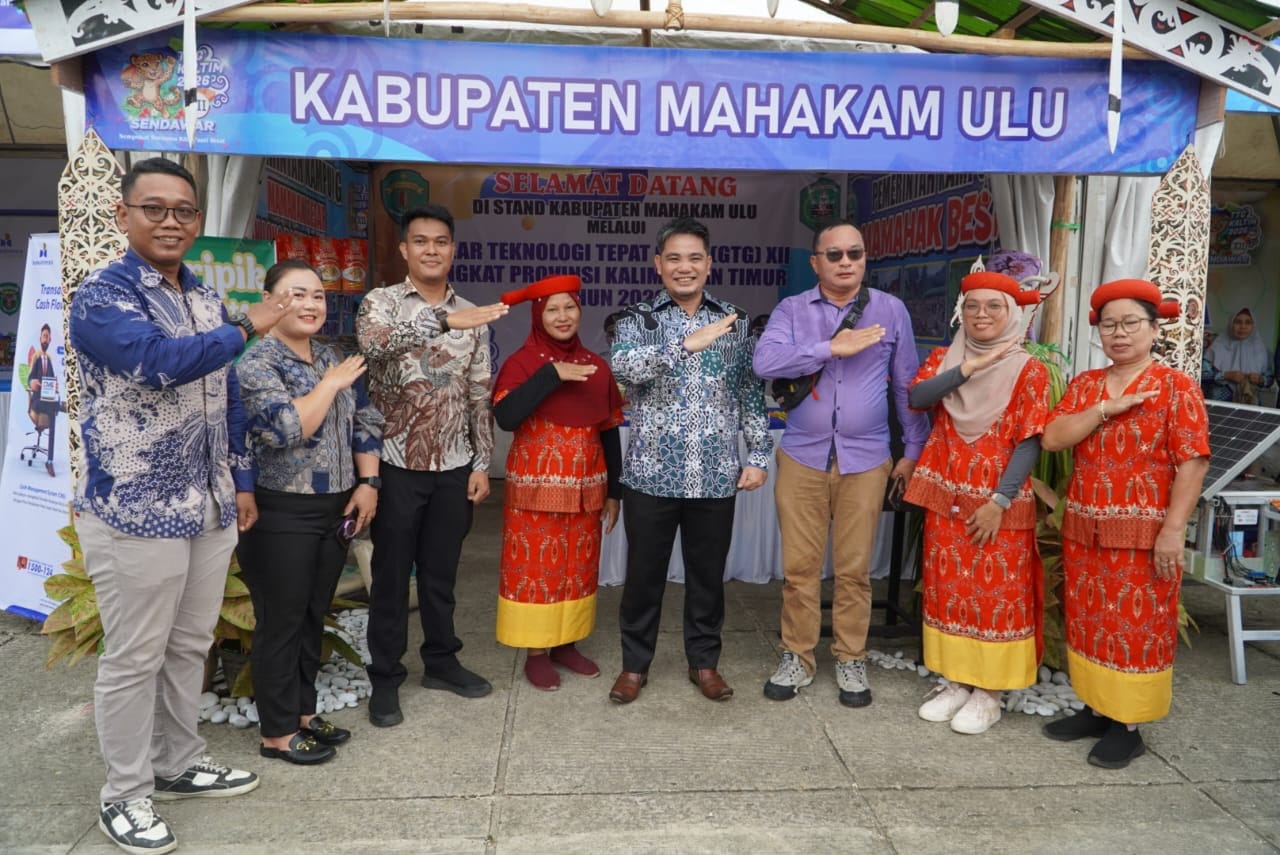 Kelompok Beragam, Bergizi, Seimbang, dan Aman (B2SA) Kabupaten Mahakam Ulu berfoto bersama di depan stan saat Gelar Teknologi Tepat Guna (TTG) Ke-XII Tingkat Provinsi Kalimantan Timur di Taman Budaya Sendawar, Kabupaten Kutai Barat, pada medio Juli 2026. (Foto: Kabupaten Mahakam Ulu)