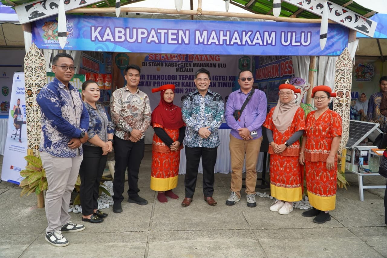 Wakil Bupati Mahakam Ulu, Suhuk berfoto bersama Kelompok Beragam, Bergizi, Seimbang, dan Aman (B2SA) Kabupaten Mahakam Ulu di depan stan saat Gelar Teknologi Tepat Guna (TTG) Ke-XII Tingkat Provinsi Kalimantan Timur di Taman Budaya Sendawar, Kabupaten Kutai Barat, pada medio Juli 2026. (Foto: Kabupaten Mahakam Ulu)
