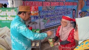 Kelompok Beragam, Bergizi, Seimbang, dan Aman (B2SA) Kabupaten Mahakam Ulu melayani pengunjung untuk mencoba produk olahan mereka pada Gelar Teknologi Tepat Guna (TTG) Ke-XII Tingkat Provinsi Kalimantan Timur di Taman Budaya Sendawar, Kabupaten Kutai Barat, pada medio Juli 2026. (Foto: Kabupaten Mahakam Ulu)