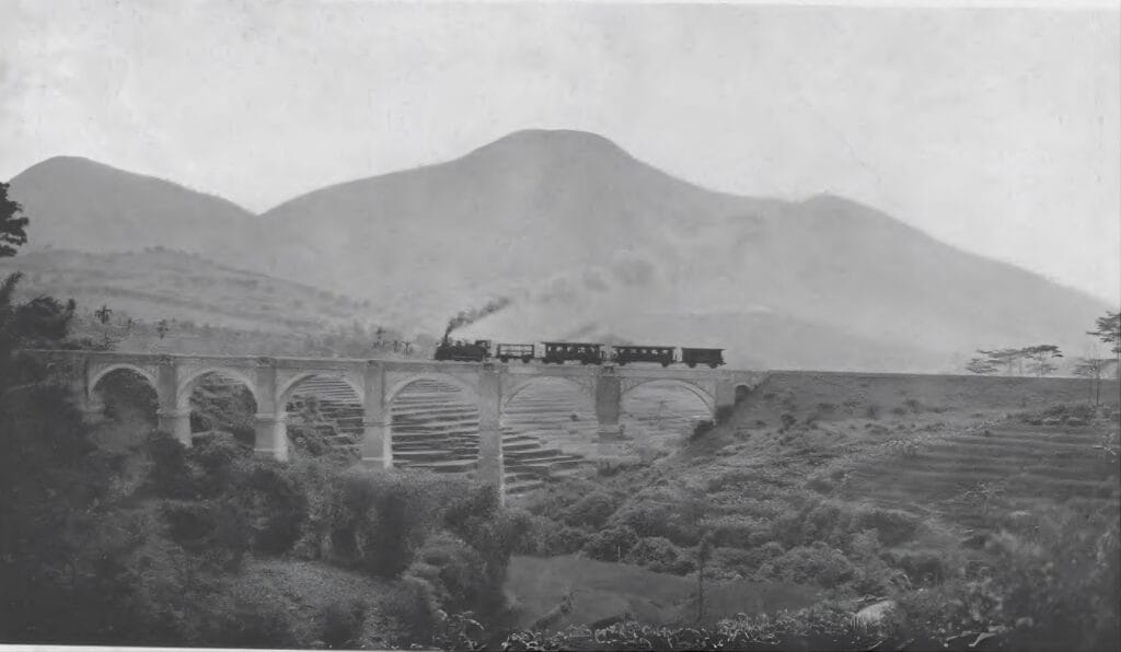 Jembatan Cincin pada 1930-an, difoto Wijnand Kerkhoff. Foto repro buku Het Paradijs van Java.