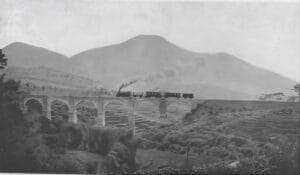 Jembatan Cincin pada 1930-an, difoto Wijnand Kerkhoff. Foto repro buku Het Paradijs van Java.