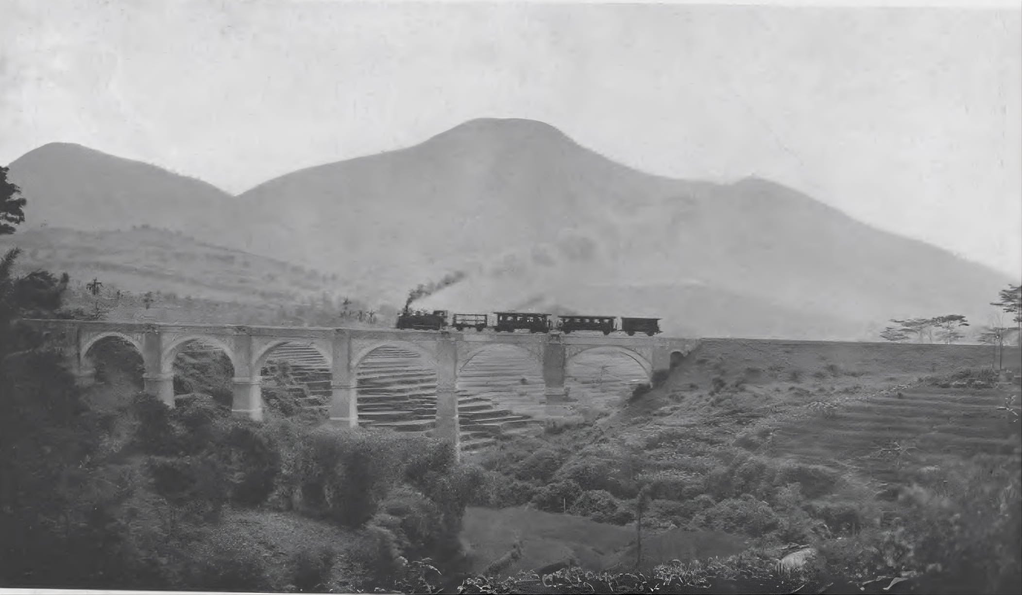 Jembatan Cincin pada 1930-an, difoto Wijnand Kerkhoff. Foto repro buku Het Paradijs van Java.