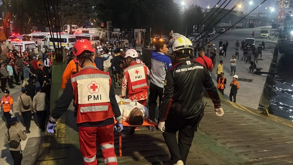 Tim gabungan mengevakuasi korban kecelakaan Kapal Motor Virgo Transport 8 rute Surabaya-Banjarmasin di Posko Pelabuhan Tri Sakti, Banjarmasin, Kalimantan Selatan, Minggu (13/9/2026). (Foto: Kantor SAR Kelas A Banjarmasin)