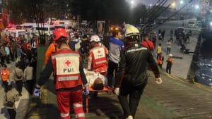 Tim gabungan mengevakuasi korban kecelakaan Kapal Motor Virgo Transport 8 rute Surabaya-Banjarmasin di Posko Pelabuhan Tri Sakti, Banjarmasin, Kalimantan Selatan, Minggu (13/9/2026). (Foto: Kantor SAR Kelas A Banjarmasin)